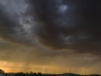 Regenguß aus dräuenden Wolken